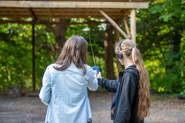 A person holding a string with a person in the back
AI-generated content may be incorrect.